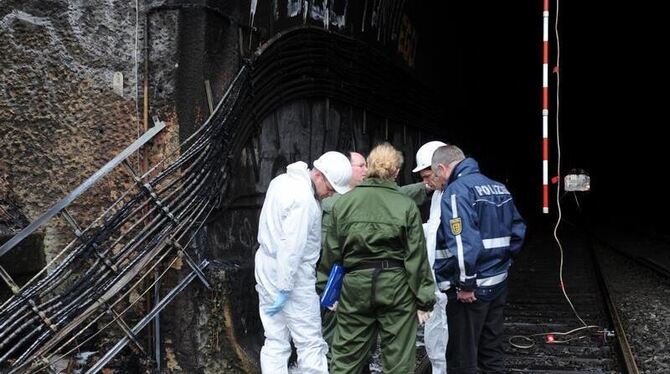 Noch gibt es keine Bestätigung: Der Kabelbrand in einem Bahntunnel in Stuttgart könnte ein Anschlag gewesen sein. Zehntausend