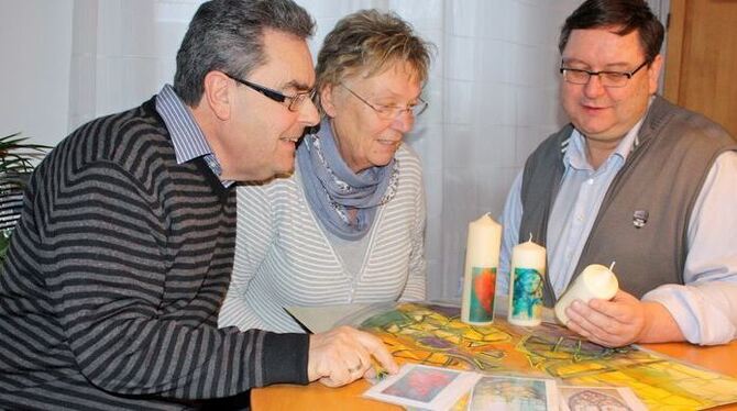 Die Arbeit von Ingrid Schwarz und ihrem Mann Volker (links) hat sich gelohnt: Sie erfreuten Pfarrer Alexander Behrend (rechts) m