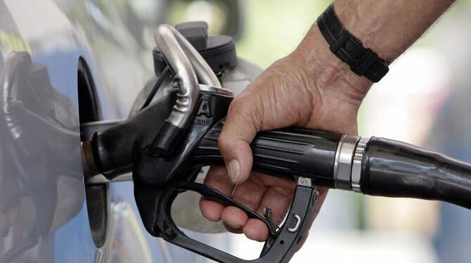 Frust an der Tankstelle. Der Benzinpreis hat wieder einen neuen historischen Höchststand erreicht. Foto: Andreas Gebert 