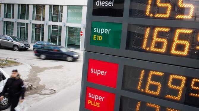 Auf einer Anzeigetafel für Kraftstoffe sind an einer Tankstelle in München die aktuellen Preise abzulesen - die höchsten Benzinp