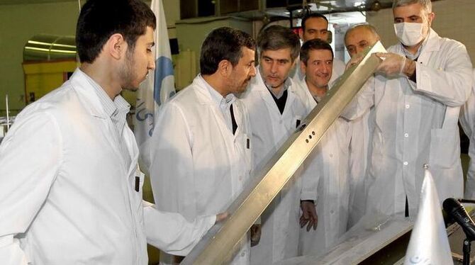 Irans Präsident Mahmud Ahmadinedschad (2.v.l.) besucht ein Projekt zur Nuklearforschung in Teheran.  Foto: Presidential Offic