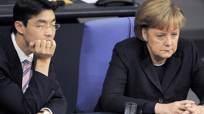 Bundeskanzlerin Angela Merkel mit Wirtschaftsminister und FDP-Chef Philipp Rösler. Foto: Rainer Jensen/Archiv