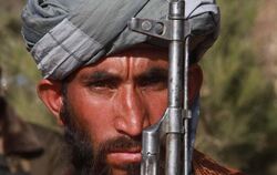 Ein Taliban legt im Rahmen eines Amnestieprogramms seine Waffe nieder. Trotz solcher Programme geht der Krieg in Afghanistan 