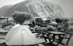 August 1980: Das Zelt der Chamberlains vor dem Ayers Rock. Foto: epa/AAP