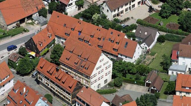 Das große Schloss (Mitte) ist eines der Wahrzeichen von Kirchentellinsfurt. Jetzt braucht es ein neues Dach. FOTO: GROHE