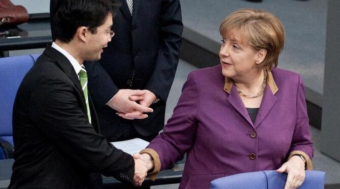 FDP-Chef Philipp Rösler und Bundeskanzlerin Angela Merkel vor der Abstimmung über das Hilfspaket. Foto: Robert Schlesinger