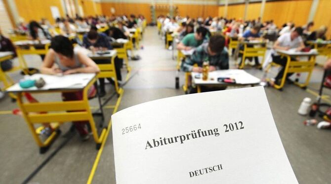 Mit Deutsch geht‘s am Montag, 19. März, dann auch in Münsingens Alenberghalle los mit den Abiprüfungen. FOTO: DPA/FOTOMONTAGE: G