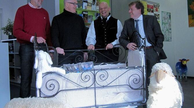 Schäfchen zählen auf der Alb wird immer beliebter: Markus Strauss von Pro Münsingen, Hotelier Rainer Autenrieth, Münsingens Tour Schäfchen zählen auf der Alb wird immer beliebter: Markus Strauss von Pro Münsingen, Hotelier Rainer Autenrieth, Münsingens Tour