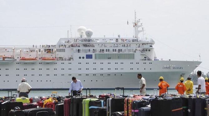 Ende einer Kreuzfahrt: Die Koffer der von Bord gegangenen Passagiere am Hafenkai. Foto: Laurent Levy