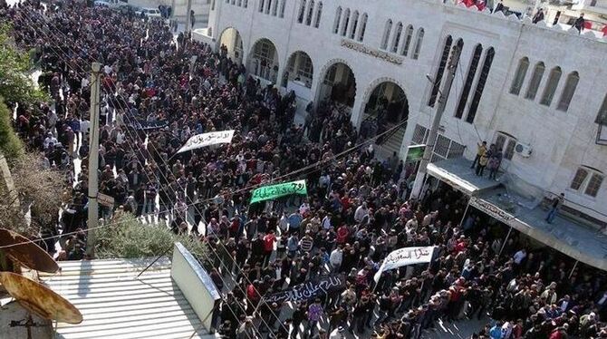 Demonstration in Idlib. Foto: Undatiertes Bild des oppositionellen Netzwerks Local Coordination Committes (LCC)