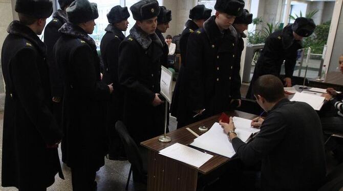 Soldaten bei der Stimmabgabe in Moskau. Foto: Sergei Ilnitsky