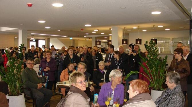 Das Interesse am neuen RAH-Haus im Wohngebiet "Unterm Georgenberg" ist groß, wie die volle Caféteria zur Eröffnung des "Tags der Das Interesse am neuen RAH-Haus im Wohngebiet "Unterm Georgenberg" ist groß, wie die volle Caféteria zur Eröffnung des "Tags der