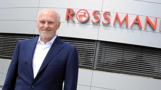 Der Drogeriebetreiber Dirk Roßmann vor der Firmenzentrale in Großburgwedel. Foto: Caroline Seidel Der Drogeriebetreiber Dirk Roßmann vor der Firmenzentrale in Großburgwedel. Foto: Caroline Seidel