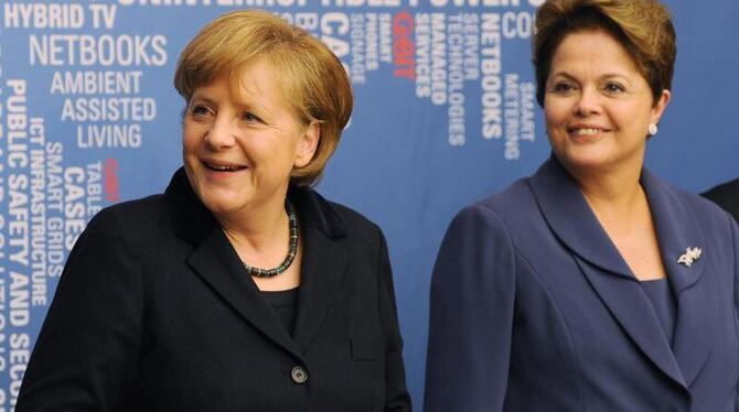 Kanzlerin Merkel ( l) und Brasiliens Staatspräsidentin Rousseff vor der Eröffnung der CeBIT in Hannover. Foto: Peter Steffen