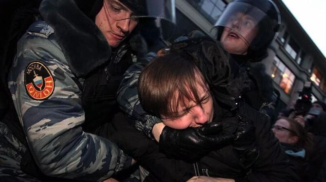 Die Polizei hat bei Kundgebungen nach der Wahl Putins mehrere hundert Demonstranten festgenommen. Foto: Maxim Shipenvov