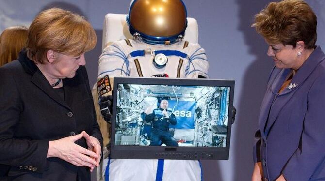 Bundeskanzlerin Angela Merkel und Brasiliens Staatspräsidentin Dilma Vana Rousseff auf der weltgrößten Computermesse CeBIT in