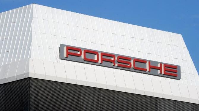 Die Staatsanwaltschaft Stuttgart hat Anklage gegen drei Manager aus dem Finanzbereich der Porsche-Dachgesellschaft Porsche SE Die Staatsanwaltschaft Stuttgart hat Anklage gegen drei Manager aus dem Finanzbereich der Porsche-Dachgesellschaft Porsche SE