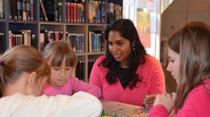 Büchereileiterin Tabea Bader schaut ihren besten Kunden zum letzten Mal beim Spielen zu. Sie übernimmt die Leitung der Bücherei Büchereileiterin Tabea Bader schaut ihren besten Kunden zum letzten Mal beim Spielen zu. Sie übernimmt die Leitung der Bücherei