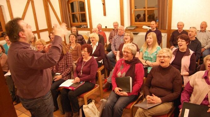 Proben mit Spaß: Anton Roggenstein dirigiert den Kirchenchor. FOTO: HÄUSSLER