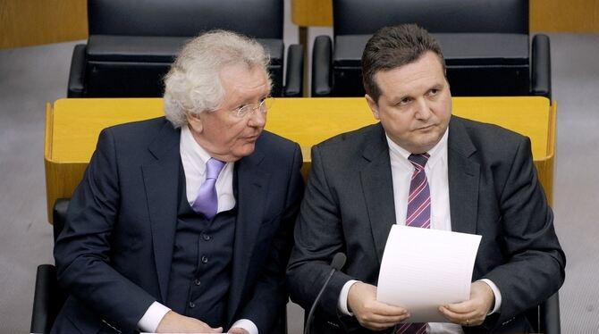 Der ehemalige baden-württembergische Ministerpräsident Stefan Mappus (CDU, rechts) im Plenarsaal des Landtags in Stuttgart nebe Der ehemalige baden-württembergische Ministerpräsident Stefan Mappus (CDU, rechts) im Plenarsaal des Landtags in Stuttgart nebe