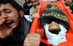 Palästinenser im Gazastreifen trauern um einen zwölfjährigen Jungen, der bei einem israelischen Luftangriff ums Leben gekommen i