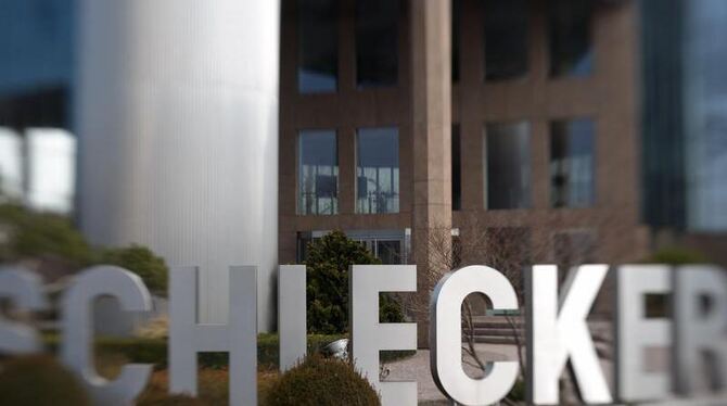 Zentrale der Drogeriekette Schlecker: Die insolvente Drogeriekette Schlecker schließt jede zweite Filiale und streicht mehr als Zentrale der Drogeriekette Schlecker: Die insolvente Drogeriekette Schlecker schließt jede zweite Filiale und streicht mehr als