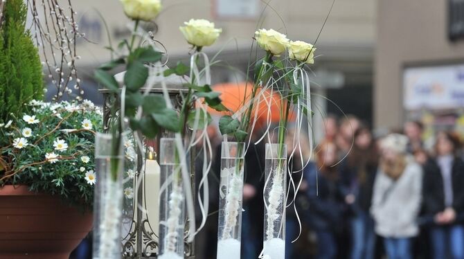 Rosen auf dem Marktplatzbrunnen als Zeichen der Trauer in Winnenden.