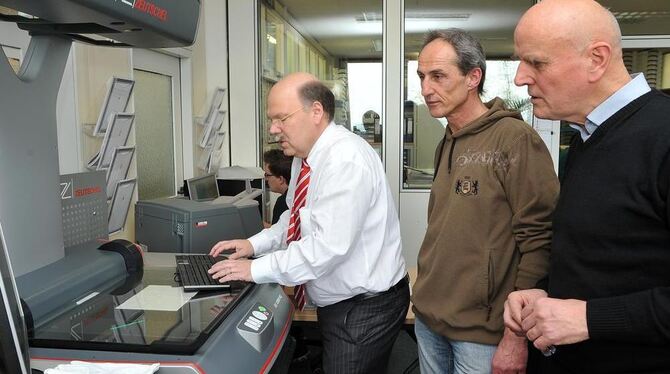 Einsatz im Scan-Service der Gustav-Werner-Stiftung: GEA-Verleger Valdo Lehari jr. (links) am Gerät mit dem Vorstandvorsitzenden Lothar Bauer (rechts) und Abteilungsleiter Jürgen Knoll. Einsatz im Scan-Service der Gustav-Werner-Stiftung: GEA-Verleger Valdo Lehari jr. (links) am Gerät mit dem Vorstandvorsitzenden Lothar Bauer (rechts) und Abteilungsleiter Jürgen Knoll.