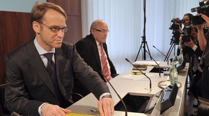 Bundesbankpräsident Jens Weidmann (l) während der Jahrespressekonferenz der Bundesbank in Frankfurt am Main. Foto: Boris Roessle Bundesbankpräsident Jens Weidmann (l) während der Jahrespressekonferenz der Bundesbank in Frankfurt am Main. Foto: Boris Roessle