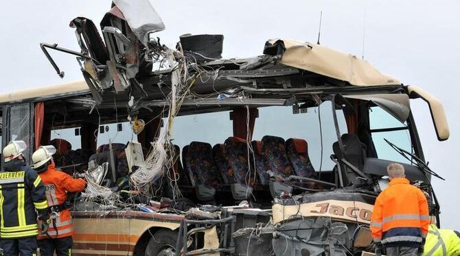 Im November 2010 prallte bei Apen in Niedersachsen ein mit Schülern besetzter Reisebus an einer Baustelle in einen stehenden Im November 2010 prallte bei Apen in Niedersachsen ein mit Schülern besetzter Reisebus an einer Baustelle in einen stehenden