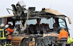 Im November 2010 prallte bei Apen in Niedersachsen ein mit Schülern besetzter Reisebus an einer Baustelle in einen stehenden