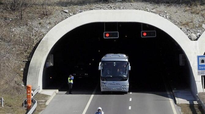 Ein Bus bringt Angehörige der Unfallopfer zum Unglücksort. Foto: Olivier Maire