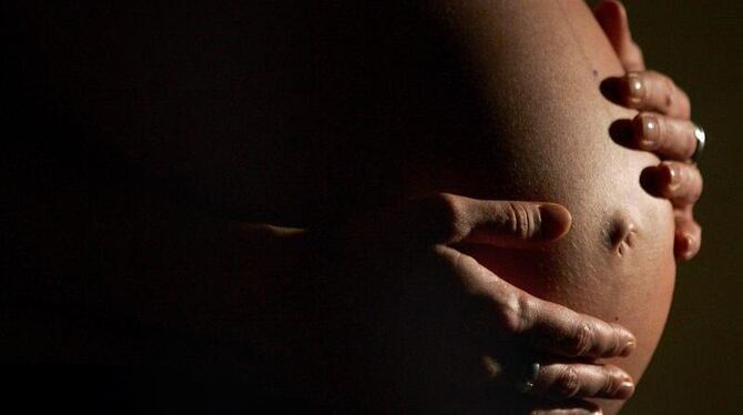 Der Eingriff ist nicht ungefährlich, trotzdem entbinden immer mehr Frauen per Kaiserschnitt. Foto: Felix Heyder 