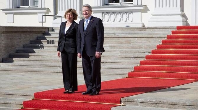 Im Sonnenschein: Das neue Präsidentenpaar, Joachim Gauck mit seiner Lebensgefährtin Daniela Schadt vor dem Schloss Bellevue in B