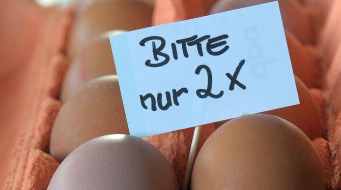 Ein Schild »Bitte nur 2 x« steckt in einem Eierkarton in Dresden. Kurz vor Ostern werden in deutschen Supermärkten entlang der t
