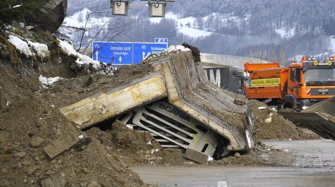 Am Rand der Brennerautobahn ist eine Stützmauer von einem Erdrutsch umgedrückt worden und hat einen Lastwagen unter sich begr