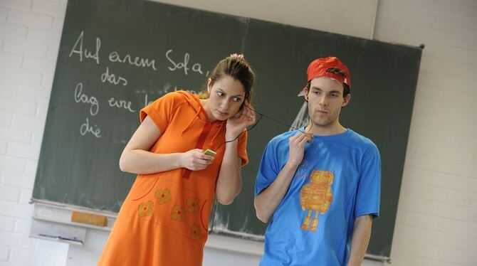 Nähern sich ganz langsam an: Nina (Franca Casabonne) und Paul (Henry Braun). Foto: Frank Pieth