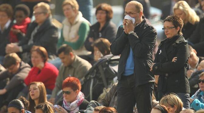 Tausende nehmen im belgischen Lommel Abschied von den Opfern des Busunglücks in der Schweiz Foto: Olivier Hoslet