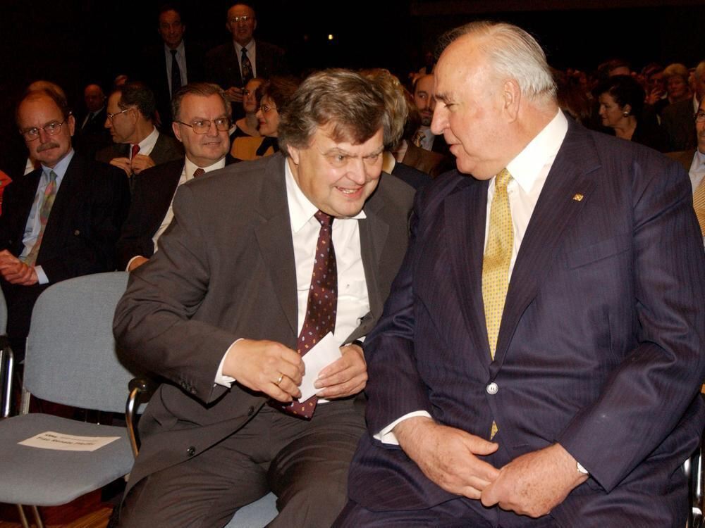Anton Pfeifer bei seiner Verabschiedung 2002 in der Listhalle mit Helmut Kohl. Von 1969 bis 2002 saß Pfeifer im Bundestag, er wa Anton Pfeifer bei seiner Verabschiedung 2002 in der Listhalle mit Helmut Kohl. Von 1969 bis 2002 saß Pfeifer im Bundestag, er wa
