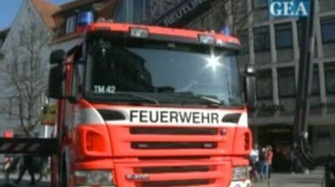 Mit Prominenz im Korb feiert die Feuerwehr Reutlingen die Übergabe ihrer neuen Hubarbeitsbühne.