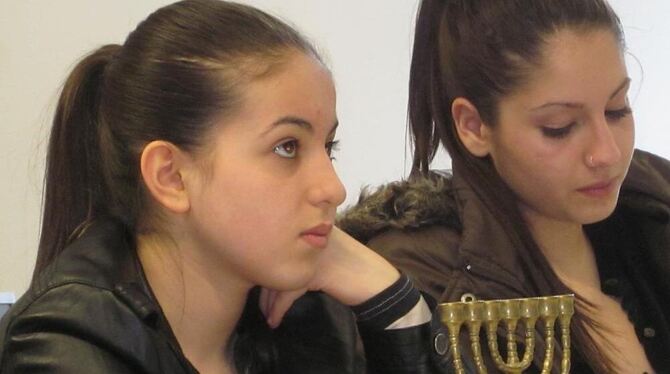 Der Menorahleuchter, eines der großen Symbole der jüdischen Glaubensgemeinschaft, als Unterrichtsgegenstand in der Schloss-Schul