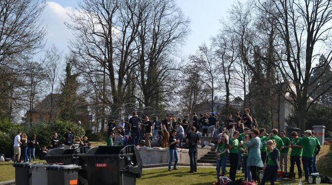 Nach der Prüfung ab in den Park: Die Abiturienten verschiedener Schulen feierten gestern im Volkspark, dass sie das "Schriftlich