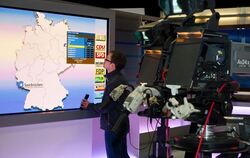 Techniker der Öffentlich-Rechtlichen Fernsehsender bauen die Wahlstudios für die Übertragung der saarländischen Landtagswahl 