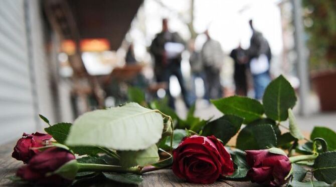 Im Gedenken an einen von der Zwickauer Neonazi-Terrorzelle ermordeten Gemüsehändler liegen Rosen vor einem Ladengeschäft im H
