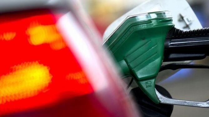 Das Benzin ist derzeit ohnehin teuer, aber laut ADAC gibt es im Laufe des Tages oft Preisschwankungen. Foto: Arno Burgi