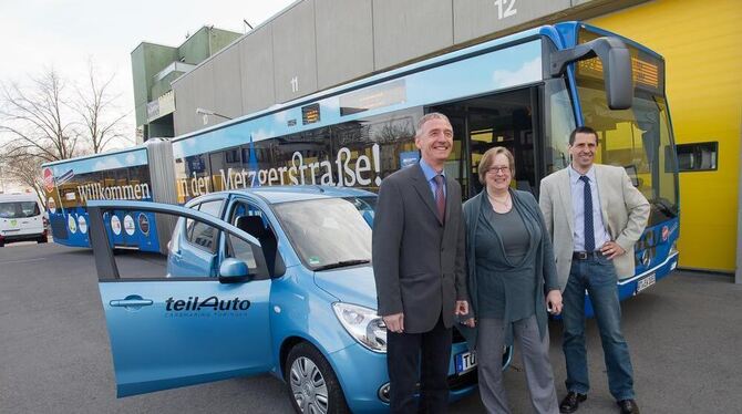 ÖPNV trifft »teilAuto«: Naldo-Geschäftsführer Dieter Pfeffer (links), Uta Kurz von »teilAuto« und RSV-Chef Mark Hogenmüller stel ÖPNV trifft »teilAuto«: Naldo-Geschäftsführer Dieter Pfeffer (links), Uta Kurz von »teilAuto« und RSV-Chef Mark Hogenmüller stel