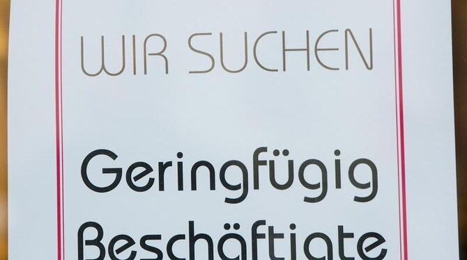 Eine Stellenanzeige für einen Minijob klebt im Schaufenster eines Textilgeschäfts. 400-Euro-Jobs belasten langfristig die Soz