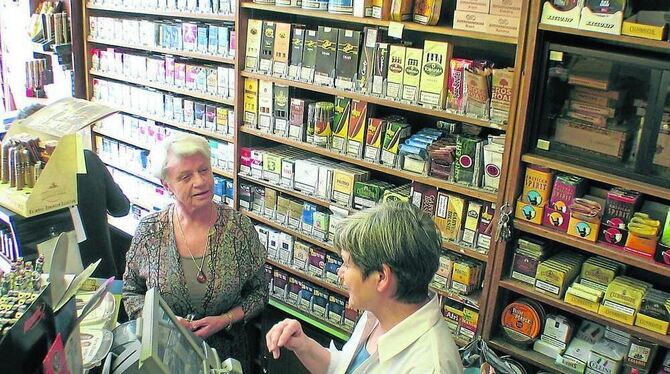 Marga Vaas und Eva Thumm (rechts) im Toto-Lotto-Laden in der Wilhelmstraße. GEA-FOTO: DÖRR