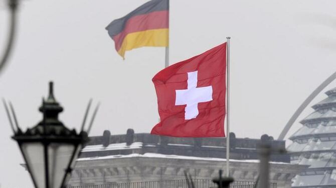Die Schweizer Justiz hat Haftbefehle gegen drei nordrhein-westfälische Steuerfahnder erlassen. Foto: Rainer Jensen / Archiv