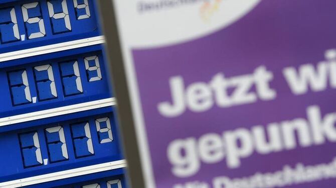 An einer Tankstelle in Kassel erreicht der Preis für Benzin am 30.03.2012 einen Wert von 1,719 Euro. Foto: Uwe Zucchi 